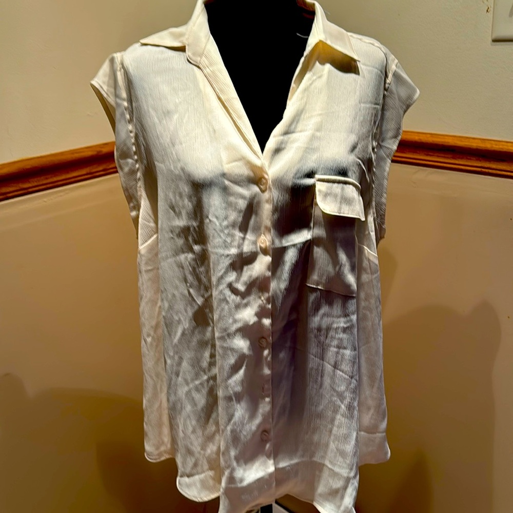 Women’s sleeveless casual shirt